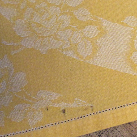 4 Gold & white Rose embossed cloth napkins and Tablecloth - Picture 7 of 15